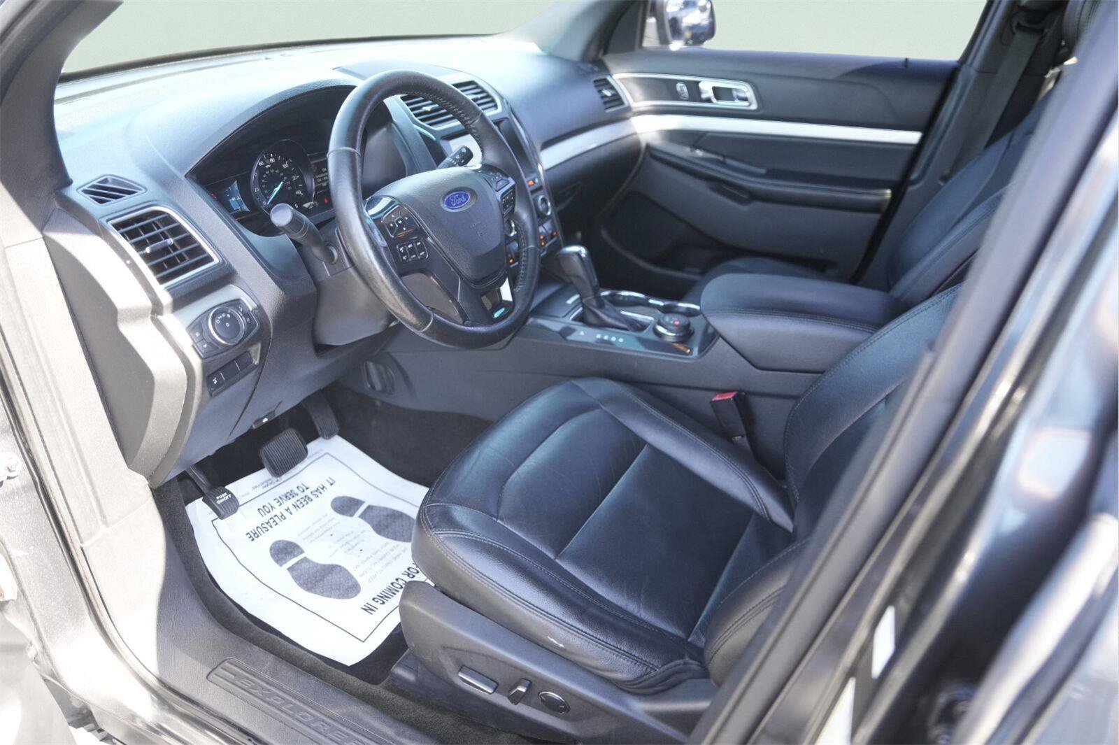 Used 2016 Ford Explorer XLT w/ Equipment Group 202A AWD/4WD image 8