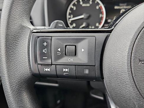 Used 2023 Nissan Rogue SV image 17