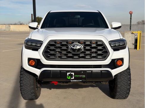 Used 2020 Toyota Tacoma TRD Off-Road image 2