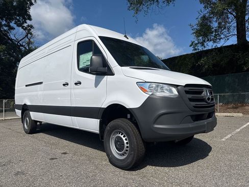 Used 2025 Mercedes-Benz Sprinter 2500 image 11