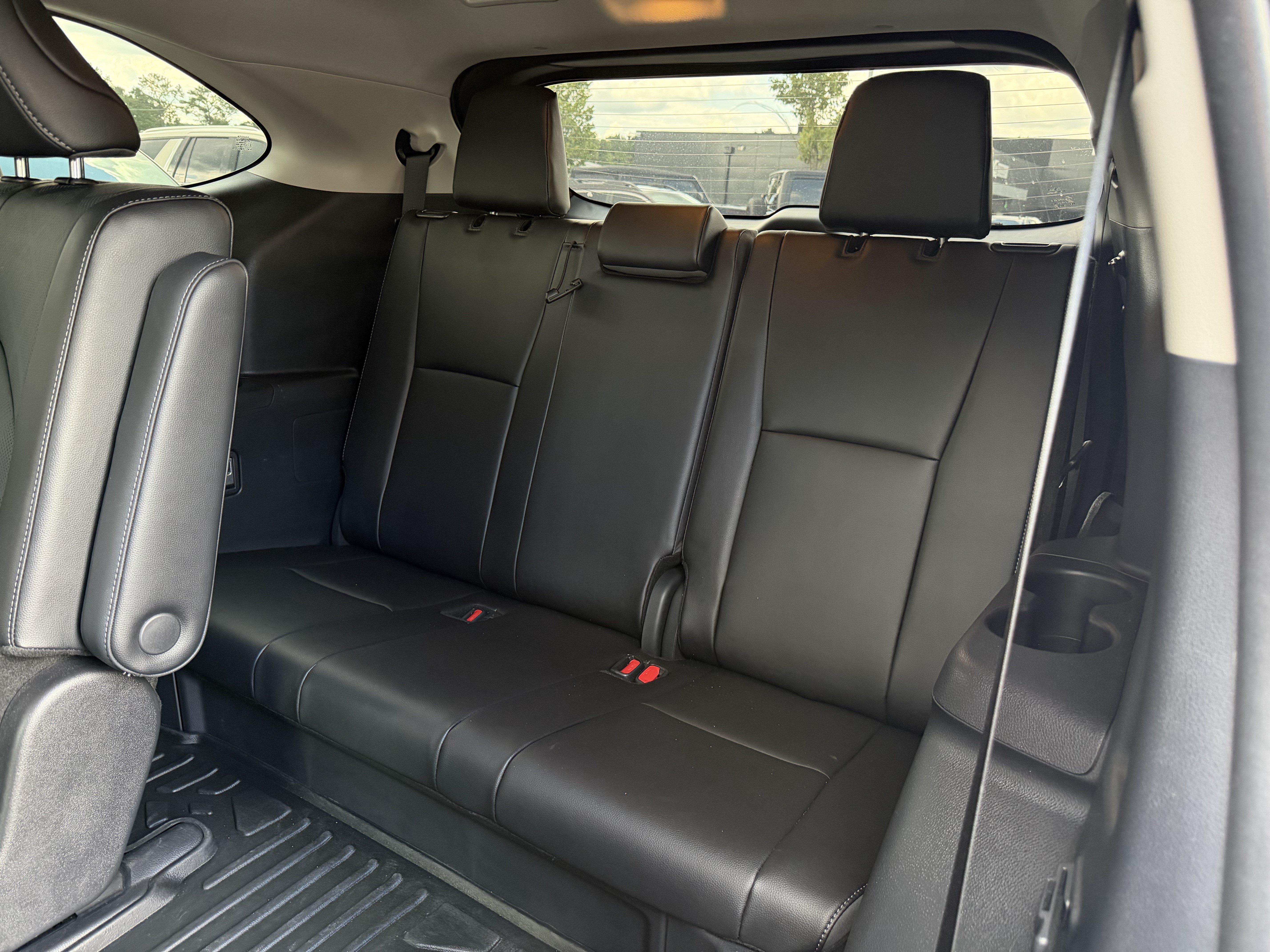 Used 2024 Toyota Highlander Platinum FWD image 31