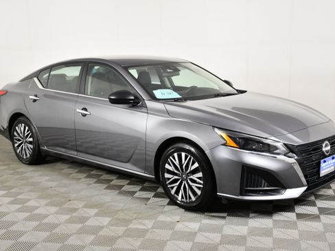 Used 2024 Nissan Altima 2.5 SV FWD image 4