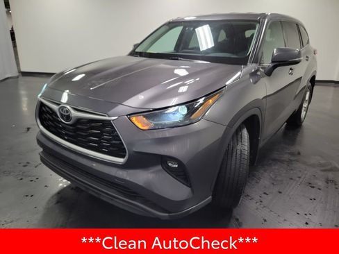 Used 2022 Toyota Highlander LE AWD/4WD image 4