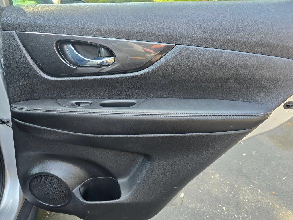 Used 2017 Nissan Rogue S AWD/4WD image 13
