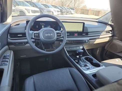 New 2026 Kia Carnival EX FWD image 23