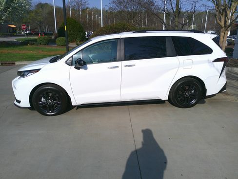 Used 2025 Toyota Sienna XSE image 8
