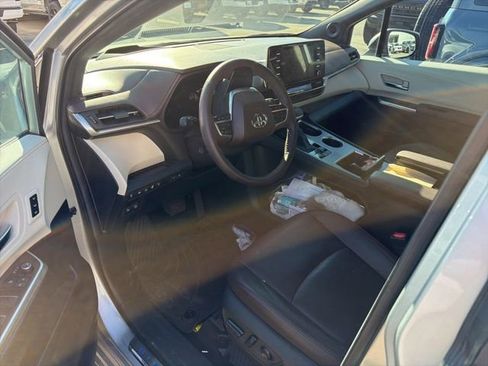 Used 2024 Toyota Sienna Platinum image 4