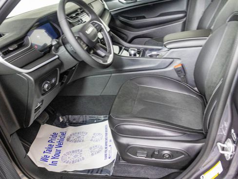 New 2025 Jeep Grand Cherokee Altitude image 15