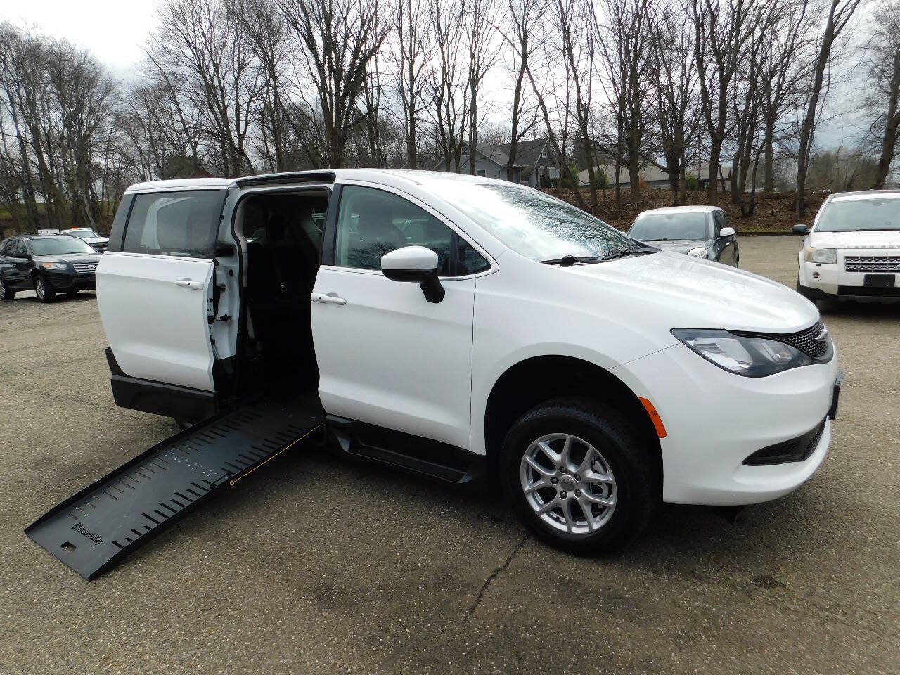 Used 2022 Chrysler Voyager LX FWD image 1