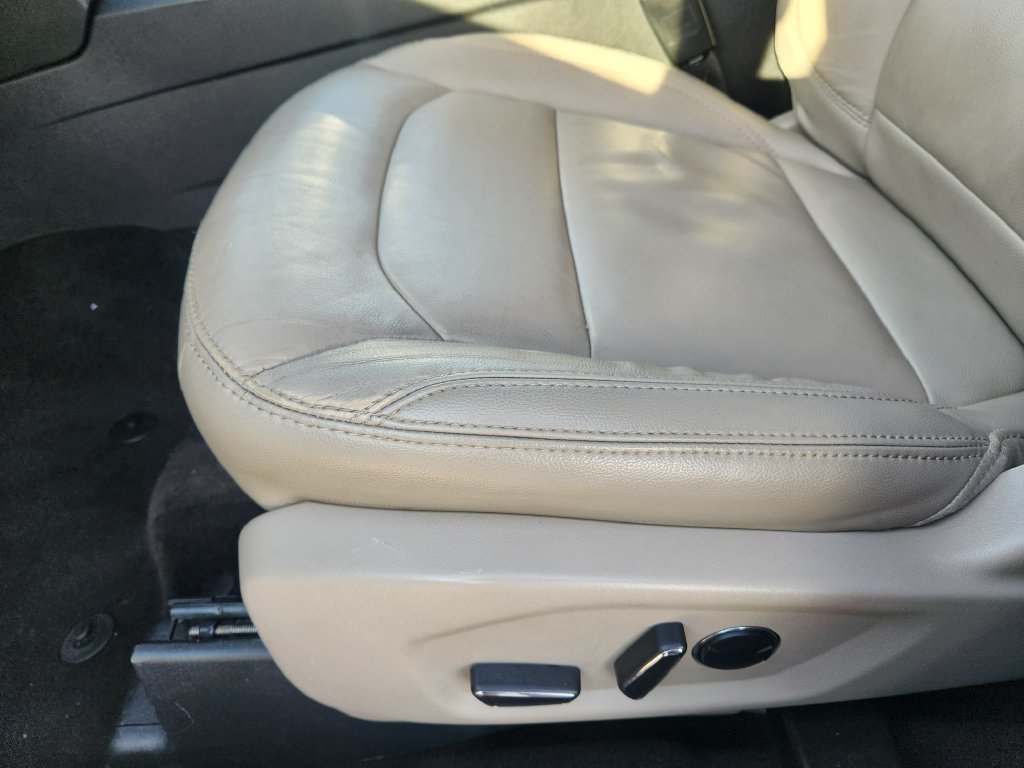 Used 2018 Ford Explorer XLT w/ Equipment Group 202A FWD image 19