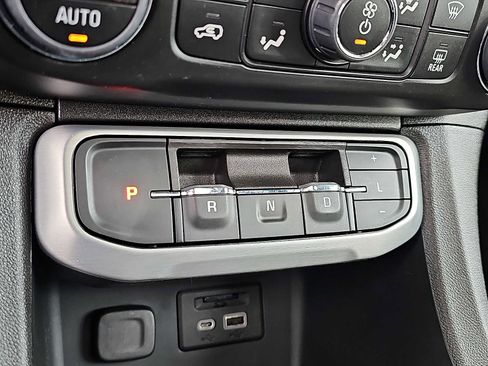 Used 2023 GMC Acadia SLT w/ Technology Package AWD/4WD image 19