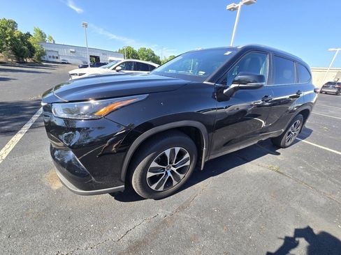 Used 2023 Toyota Highlander XLE AWD/4WD image 4
