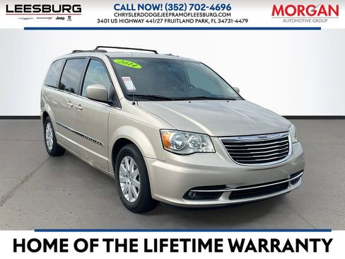 Used 2014 Chrysler Town & Country Touring image 1