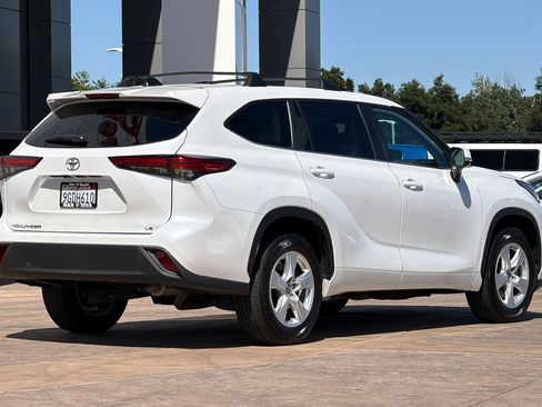 Used 2023 Toyota Highlander LE FWD image 4