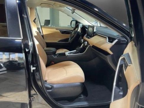 Used 2021 Toyota RAV4 LE image 13