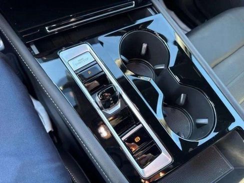 Used 2025 Volkswagen Atlas Cross Sport SEL R-Line image 24