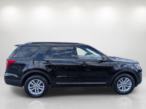 Used 2016 Ford Explorer XLT w/ Equipment Group 202A image 4