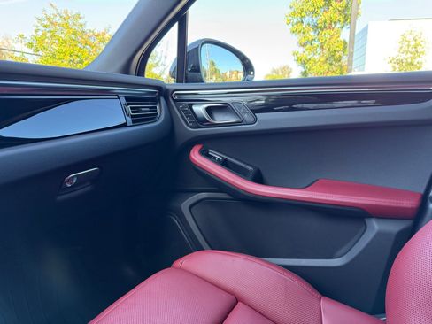 Certified 2025 Porsche Macan image 24