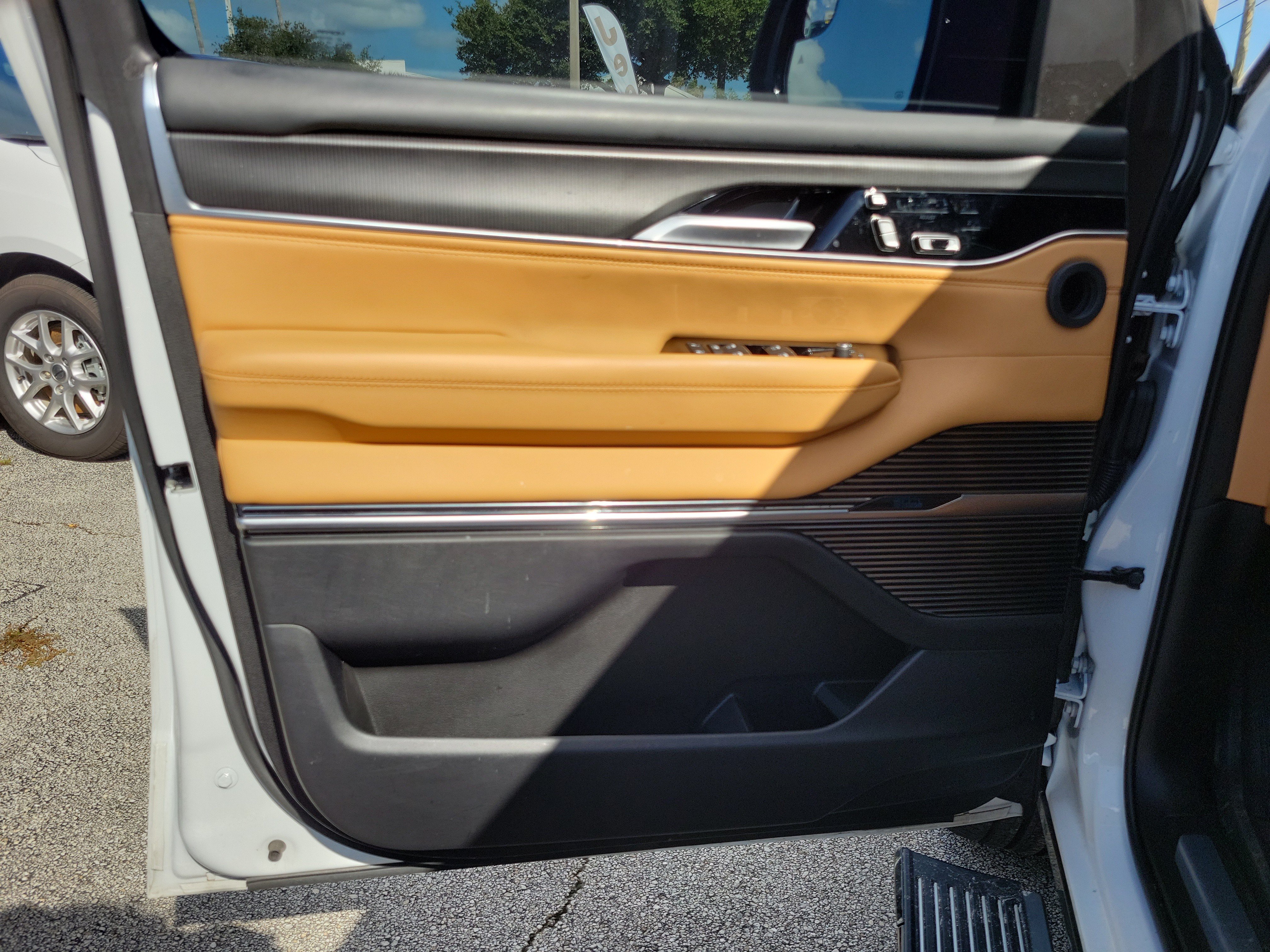 Used 2025 Jeep Grand Wagoneer Series III w/ Rear Seat Video Group 1 AWD/4WD image 12