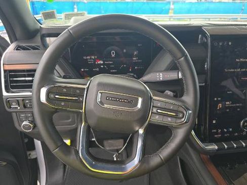 Used 2025 GMC Yukon XL Denali AWD/4WD image 6