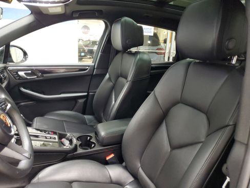 Used 2025 Porsche Macan AWD/4WD image 18