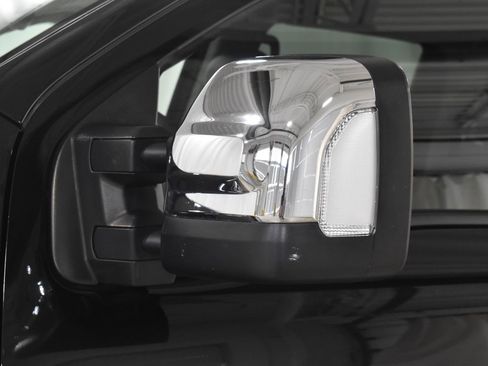 Used 2017 Nissan Titan SL image 32