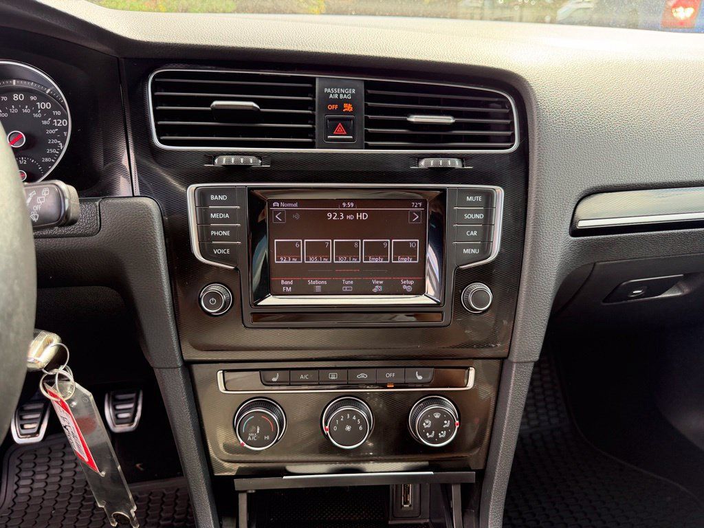 Used 2015 Volkswagen Golf 4-Door FWD image 22