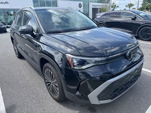 Used 2025 Volkswagen Taos SE w/ Panoramic Sunroof Package image 1