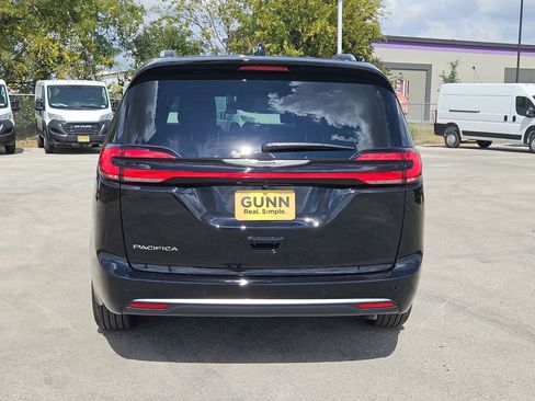 New 2026 Chrysler Pacifica Pinnacle image 4