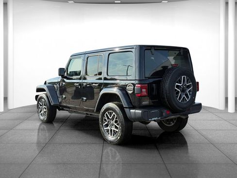 Used 2025 Jeep Wrangler Unlimited Sahara AWD/4WD image 5