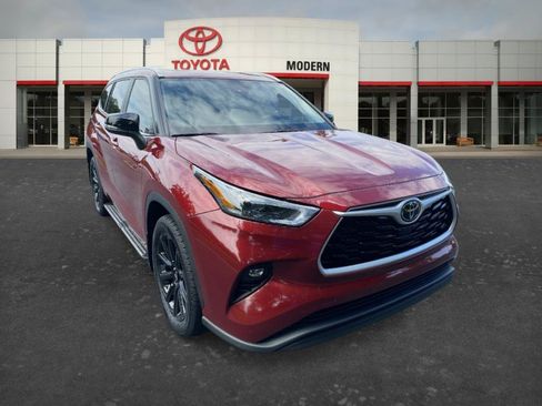 Used 2025 Toyota Highlander XLE FWD image 3