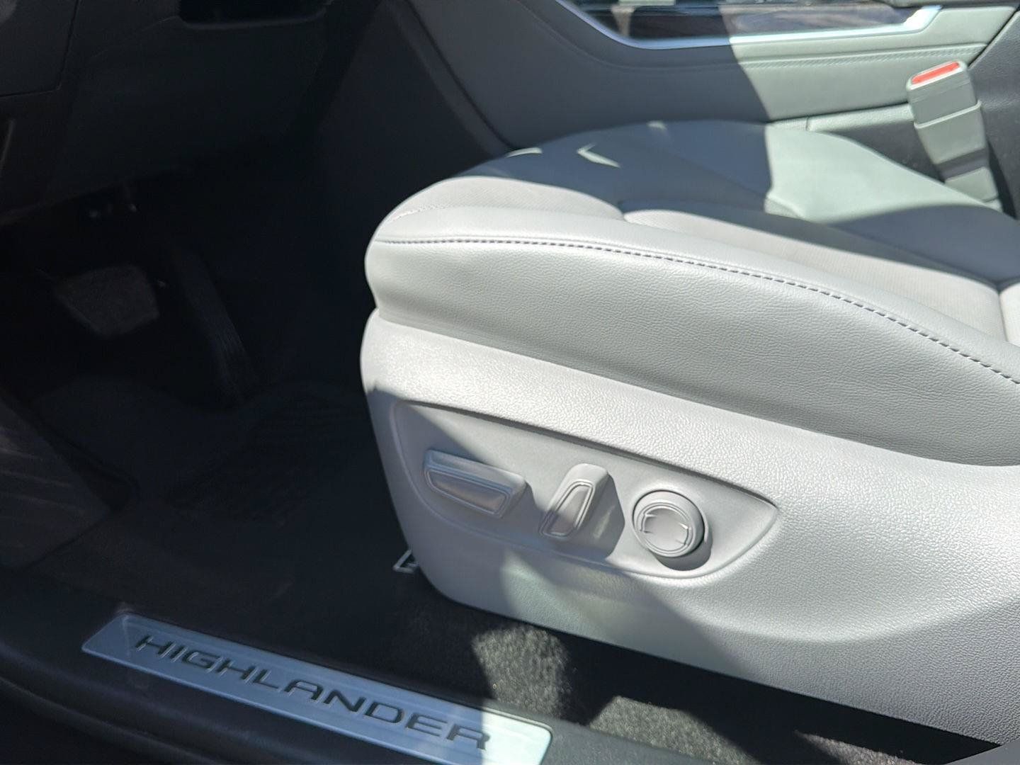 Certified 2026 Toyota Highlander Limited AWD/4WD image 11