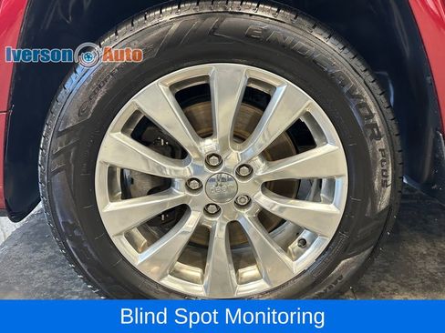 Used 2017 Jeep Cherokee Overland w/ Technology Group AWD/4WD image 12