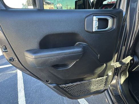 Used 2022 Jeep Gladiator Rubicon w/ Cold Weather Group image 16