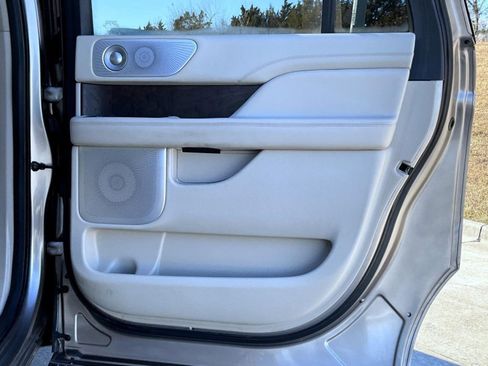 Used 2019 Lincoln Navigator L Reserve image 18