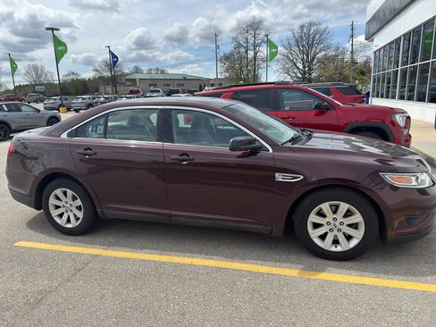 Used 2010 Ford Taurus SE FWD image 2