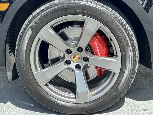 Certified 2023 Porsche Macan S AWD/4WD image 24