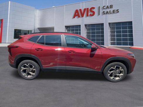Used 2025 Chevrolet Trax LT w/ LT Convenience Package FWD image 5