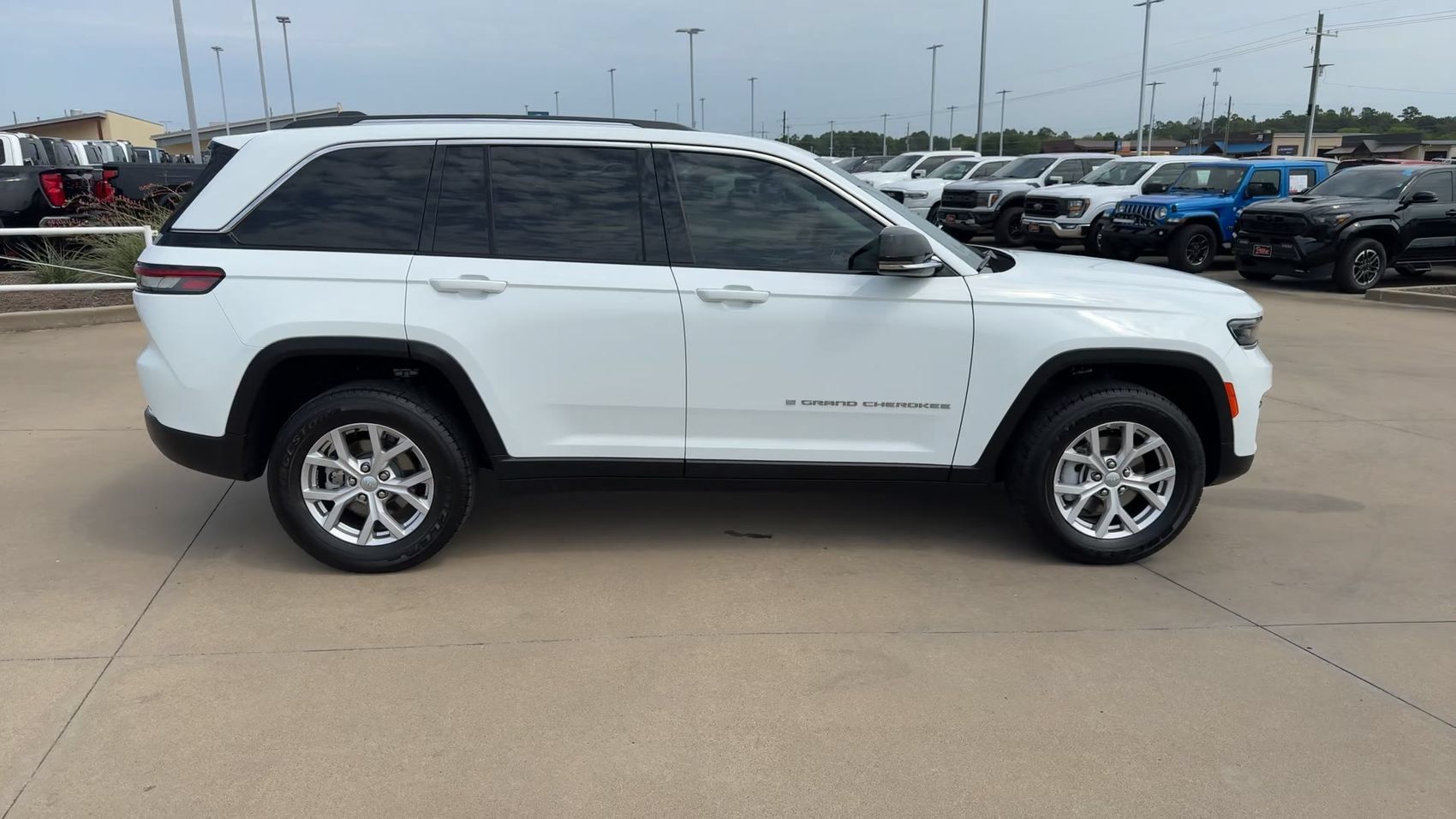 Used 2022 Jeep Grand Cherokee Limited RWD image 2