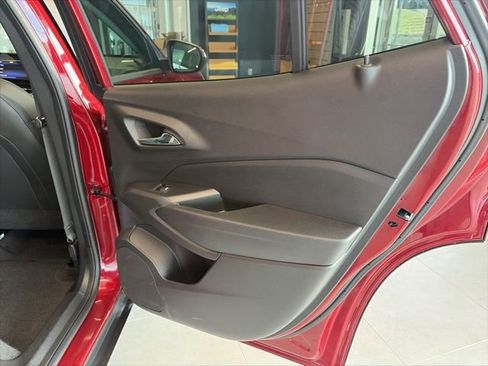 Used 2025 Chevrolet Trax LT w/ LT Convenience Package image 27