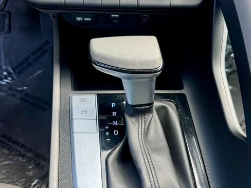 Used 2025 Hyundai Elantra SE FWD image 17