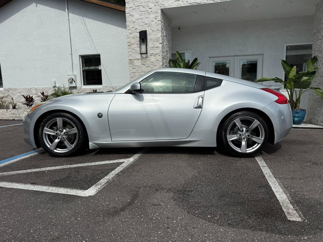 Used 2009 Nissan 370Z Touring w/ Aerodynamics Pkg RWD image 2