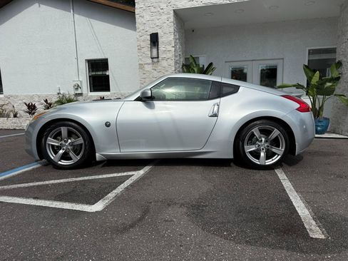 Used 2009 Nissan 370Z Touring w/ Aerodynamics Pkg RWD image 2