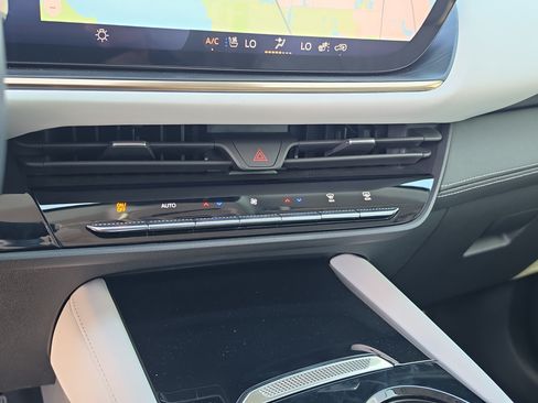 Certified 2025 Buick Envision Avenir AWD/4WD image 28