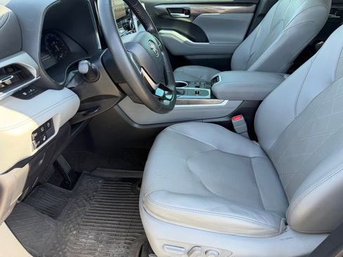 Used 2023 Toyota Highlander Platinum FWD image 15