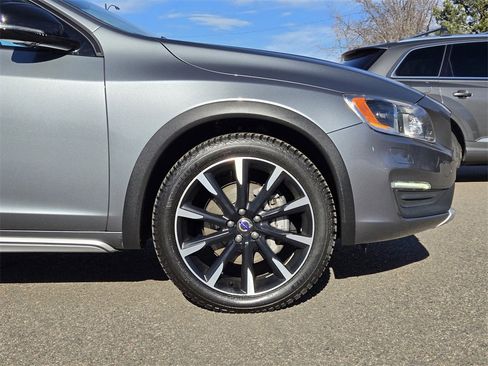 Used 2017 Volvo V60 T5 Cross Country Platinum image 9