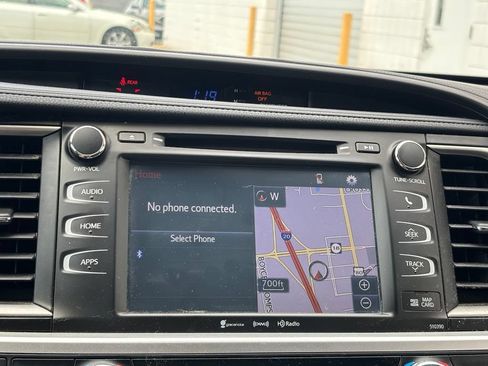 Used 2019 Toyota Highlander SE w/ Nightshade Edition FWD image 12