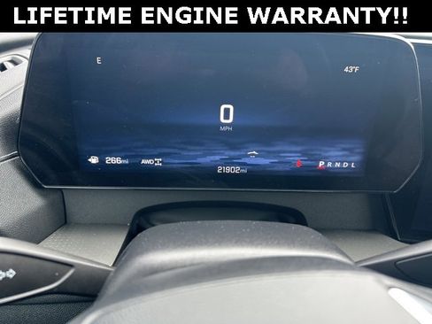 Used 2025 Chevrolet Traverse LT image 18