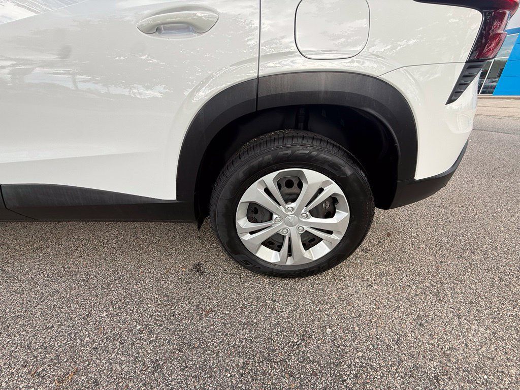 Used 2025 Chevrolet Trax LS FWD image 29