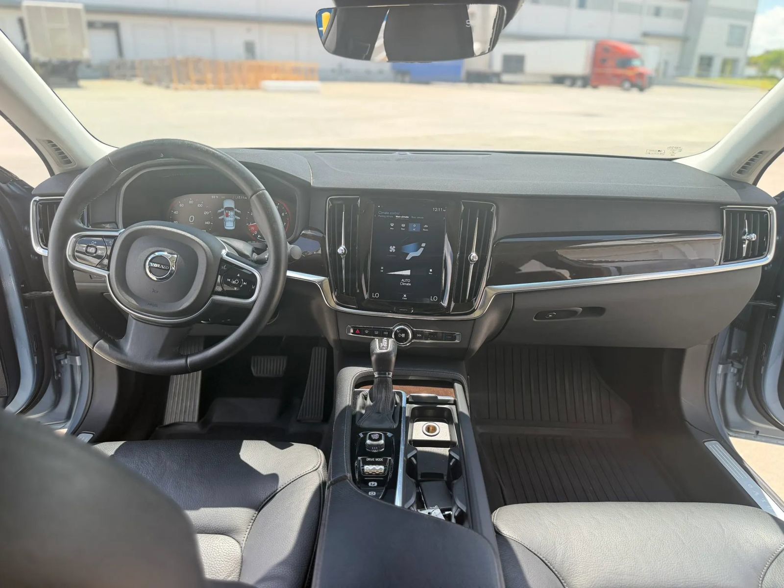 Used 2018 Volvo S90 T5 Momentum w/ Convenience Package FWD image 24